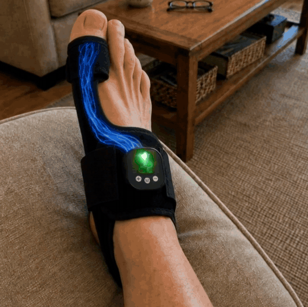 Sollieva™ indossato sul piede a casa, con il dispositivo EMS acceso